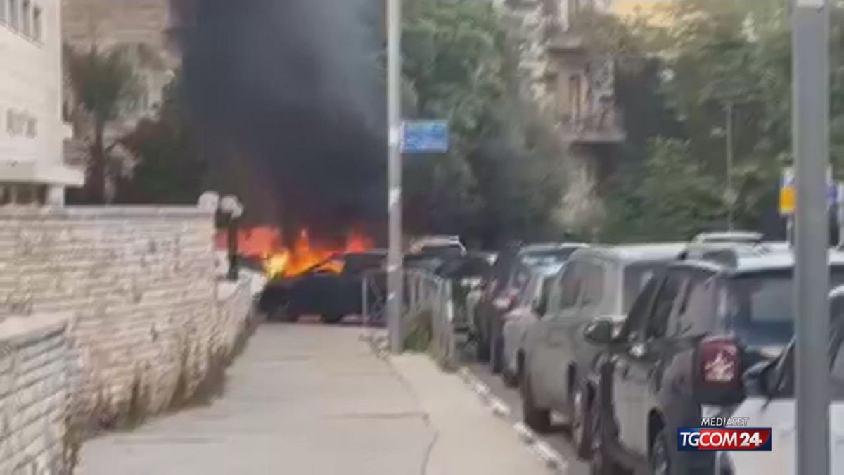 manifestanti incendiano cassonetti dell immondizia vicino casa netanyahu
