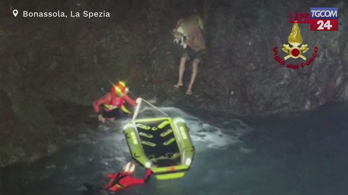 La Spezia, resta bloccato di notte con il cane su una scogliera: l
