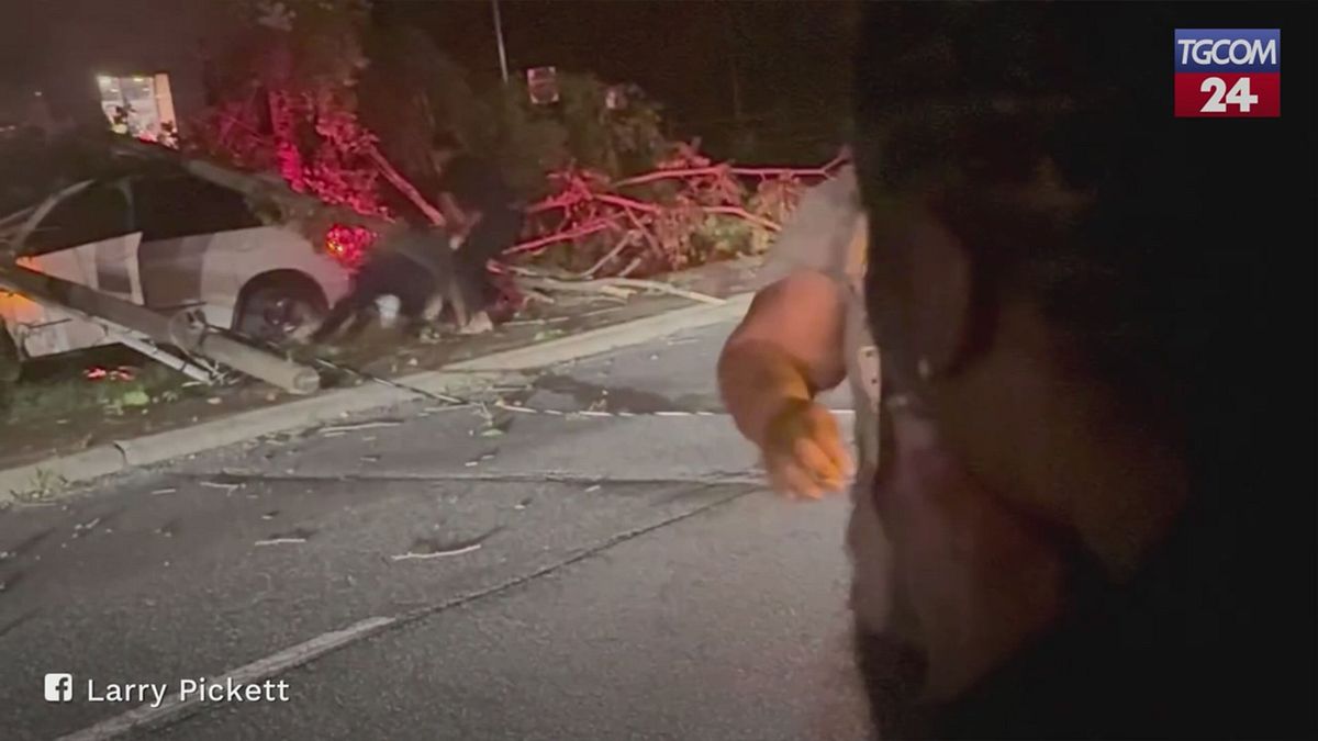 Usa, giocatore di football salva un uomo dalle fiamme della sua auto