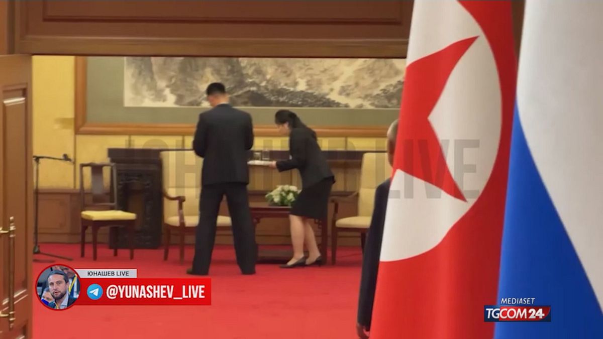 Lo staff di Kim pulisce la sedia del leader nordcoreano dopo l