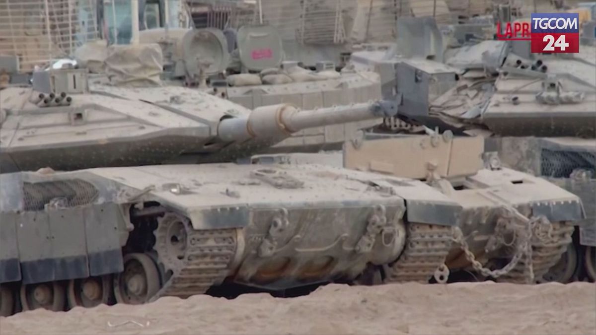 Israele, carri armati e veicoli militari ammassati al confine con la Striscia