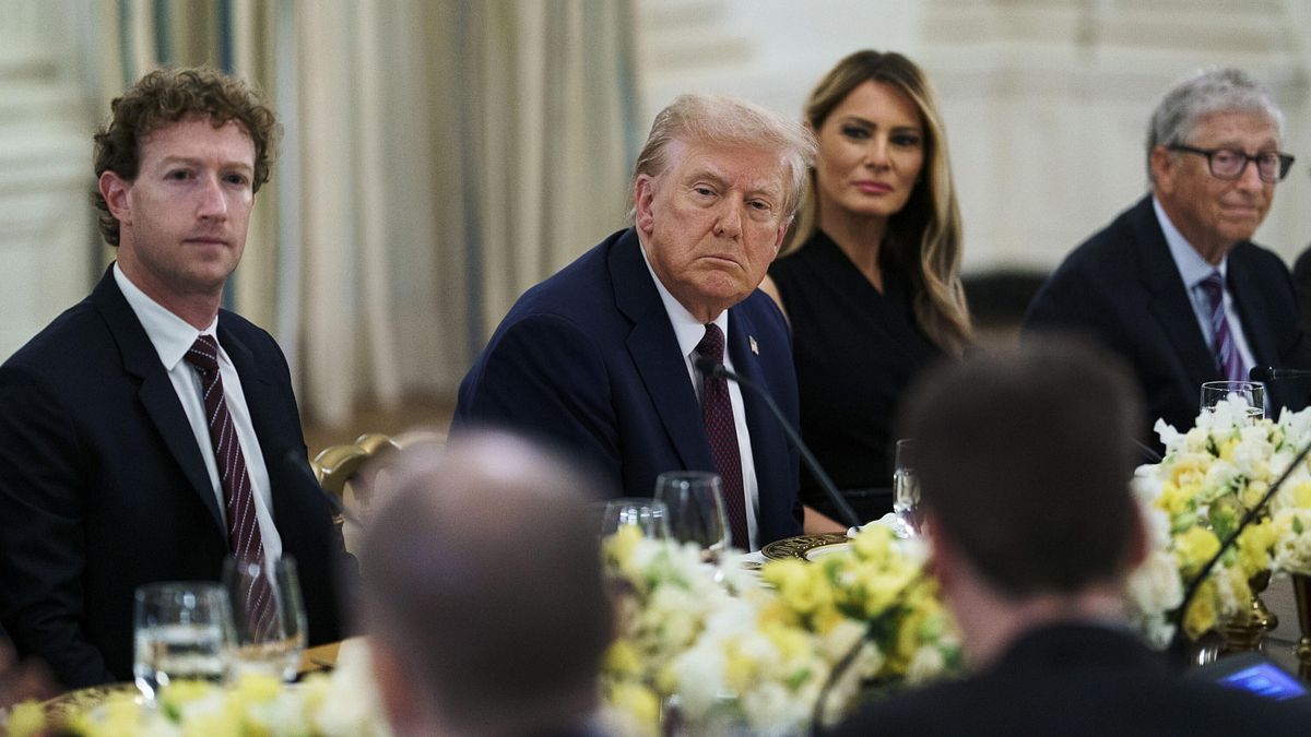 Trump riceve i capi delle Big Tech: "Presto imporrò dazi consistenti sui semiconduttori"