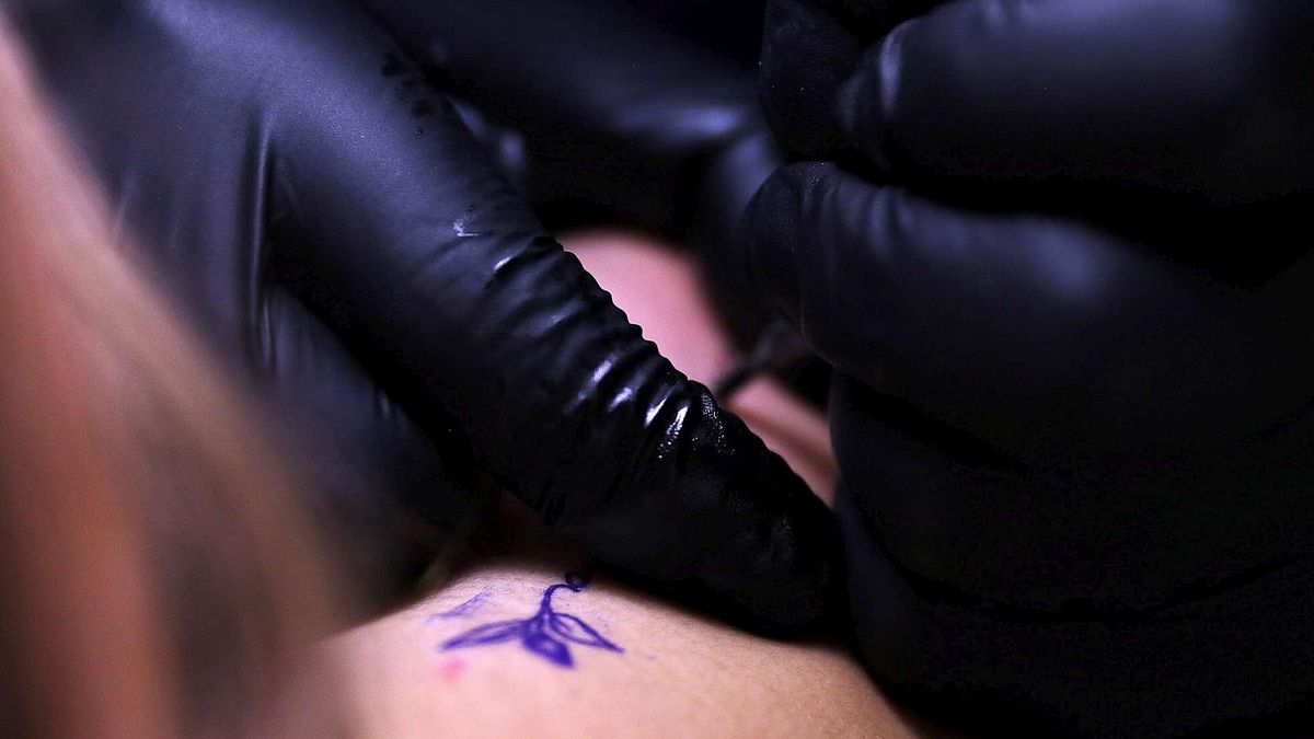 lecce latitante da 19 anni incastrato da un tatuaggio di una donna seminuda