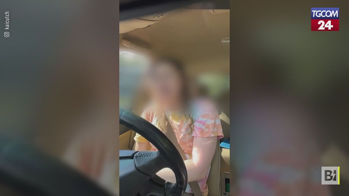 si schianta alla guida mentre fa un video per tiktok studentessa salva per miracolo