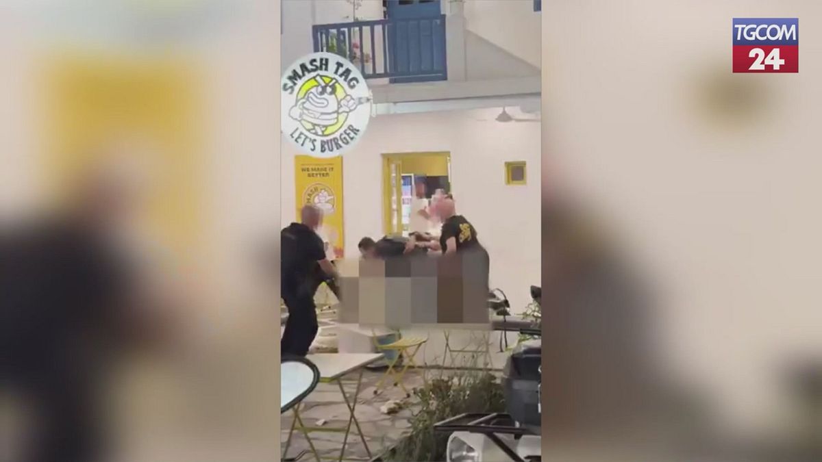 mykonos lite tra italiani ubriachi interviene la polizia