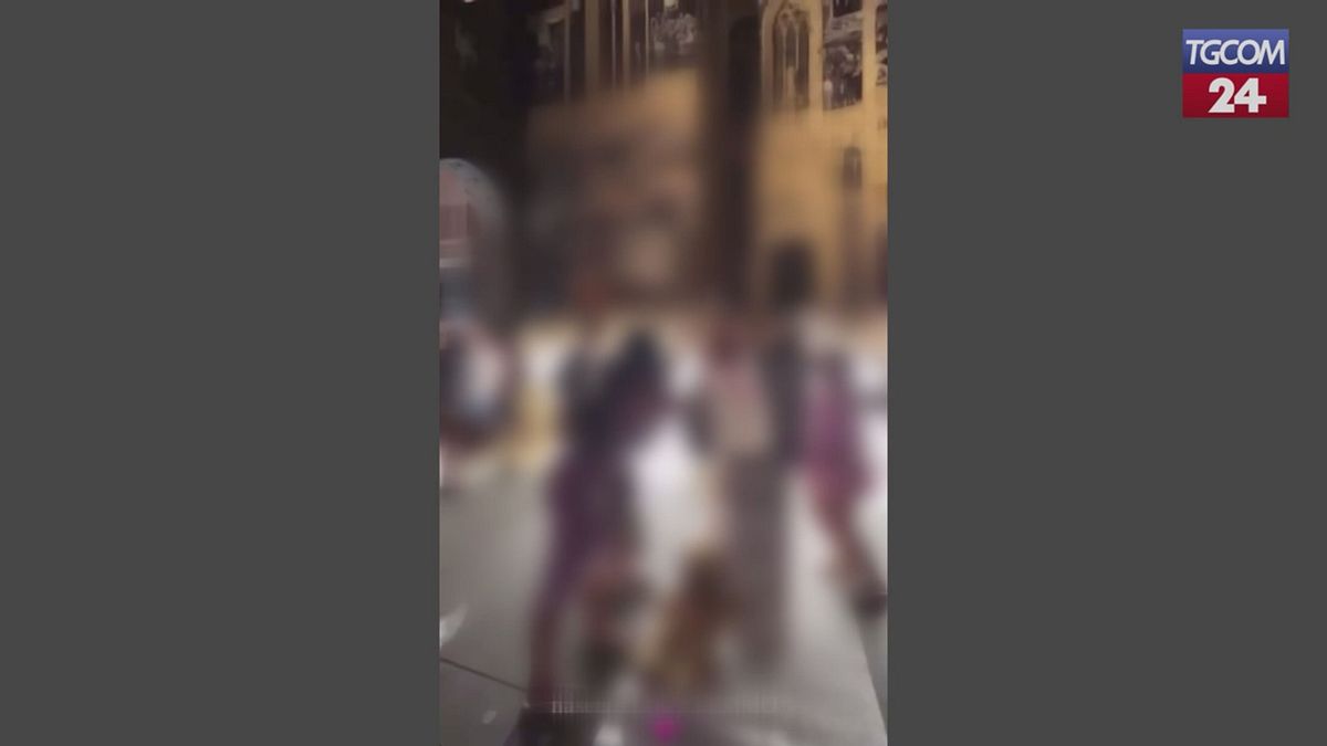 Napoli, fumogeni e fuochi d