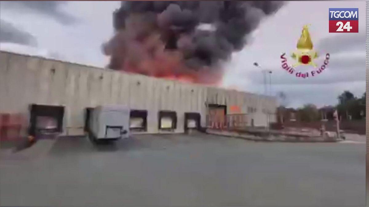 incendio in un azienda di materiali plastici a pianezza l intervento dei vigili del fuoco