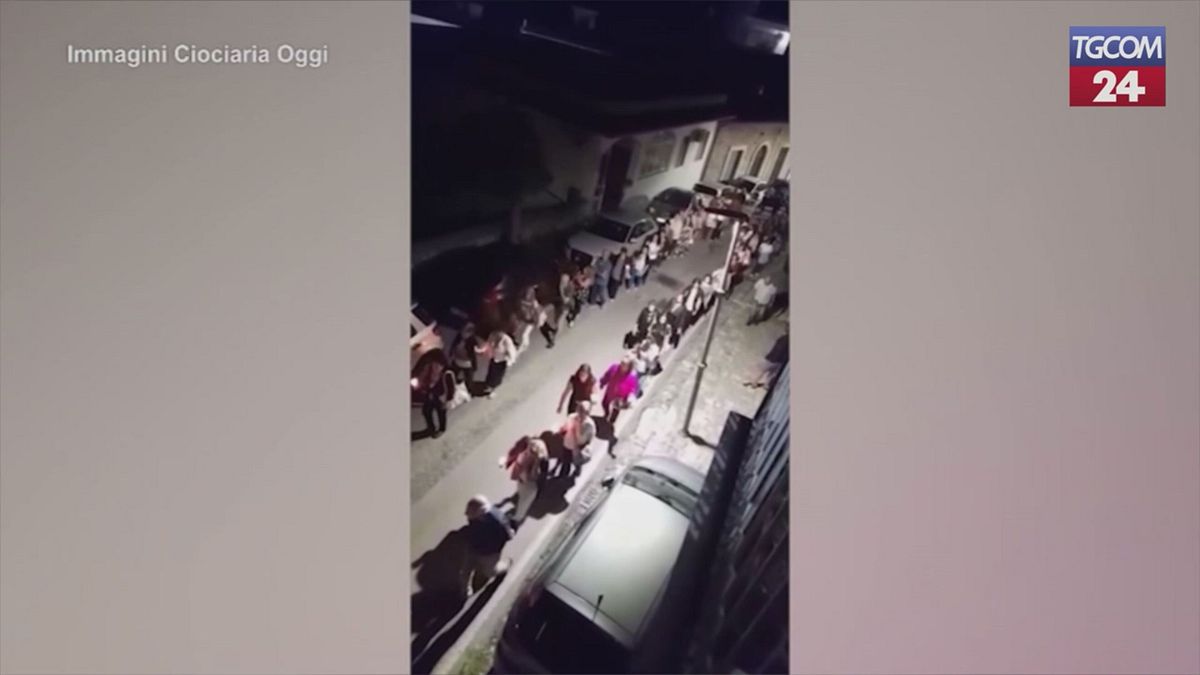 frosinone lampione crolla sulla processione fedeli illesi per miracolo