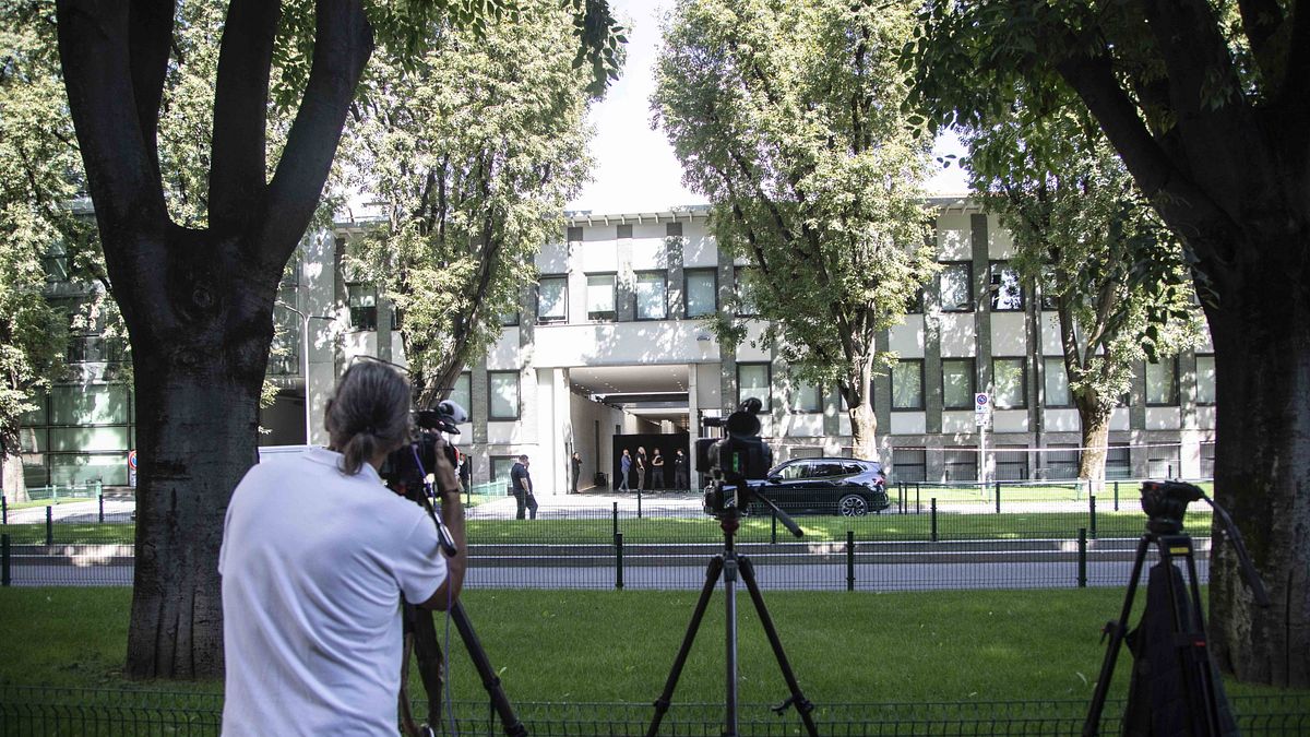 milano in coda per giorgio armani come e dove rendere omaggio allo stilista