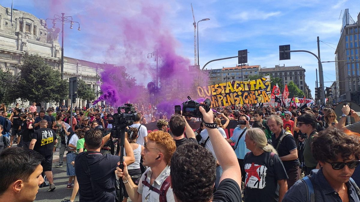 Leoncavallo, manifestazione con due cortei a Milano | Blitz nel cantiere del "Pirellino"