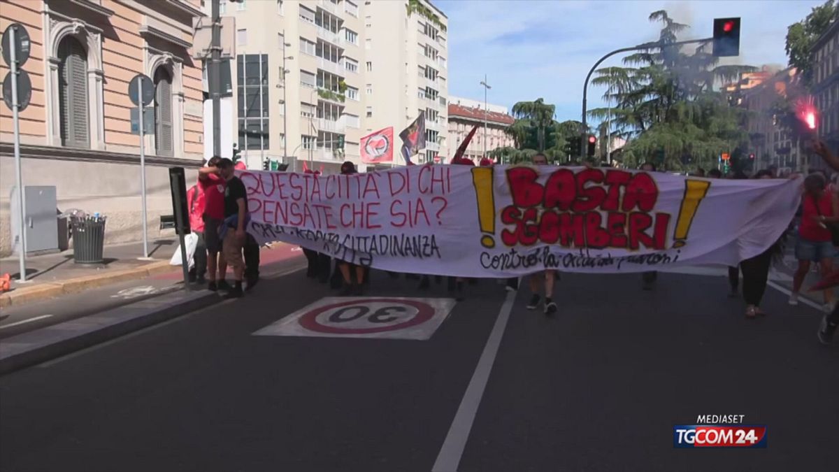 A Milano i cortei per il Leoncavallo: uova contro le forze dell