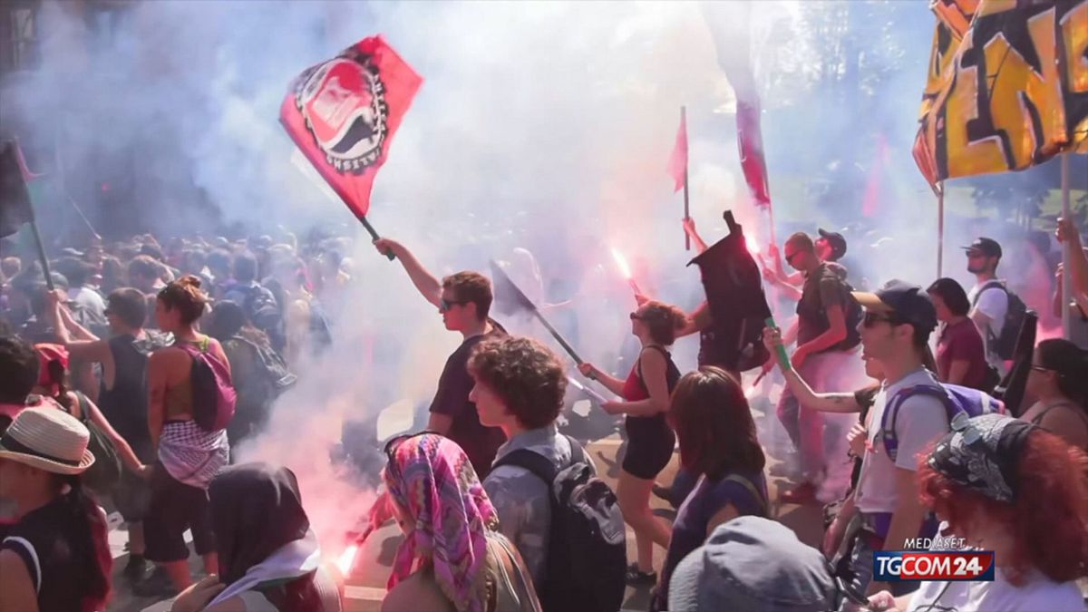 Milano, alta tensione alla manifestazione a favore del Leoncavallo