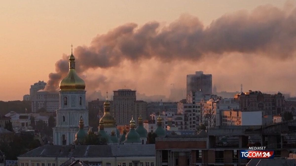 Ucraina, colpito il palazzo del governo a Kiev | Meloni: "Russia interessata più ad attacchi feroci che alla pace"