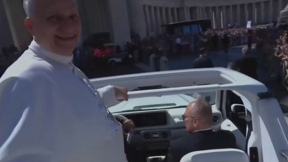 Leone XIV colpisce (per sbaglio) il cameraman sulla papamobile e chiede scusa