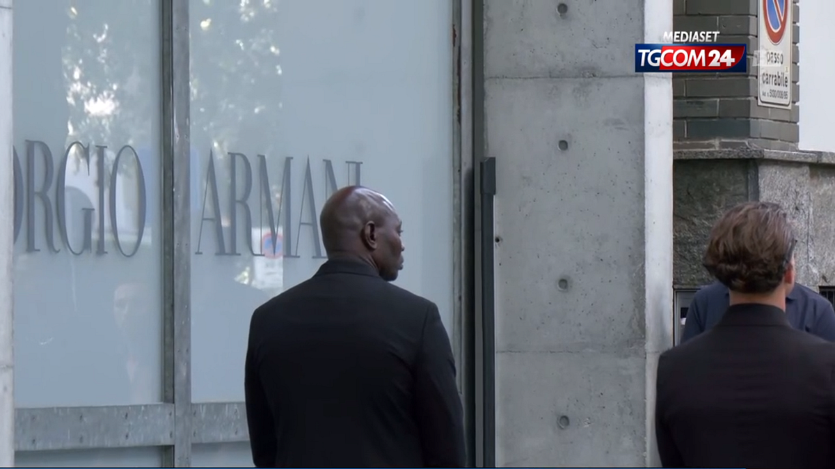 Chiusa la camera ardente di Giorgio Armani: Milano saluta il suo re | Lunedì i funerali a Rivalta, nel Piacentino