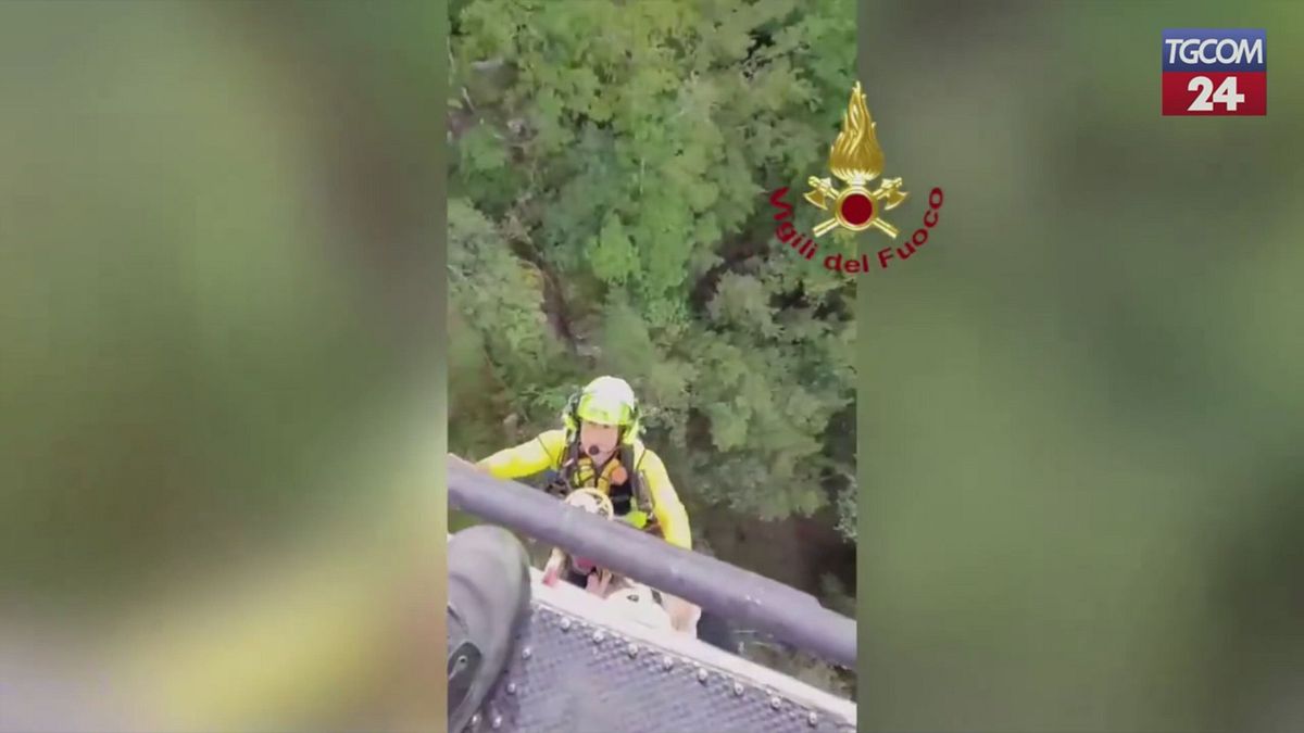 Forlì Cesena, uomo finisce in un dirupo: salvato dai vigili del fuoco