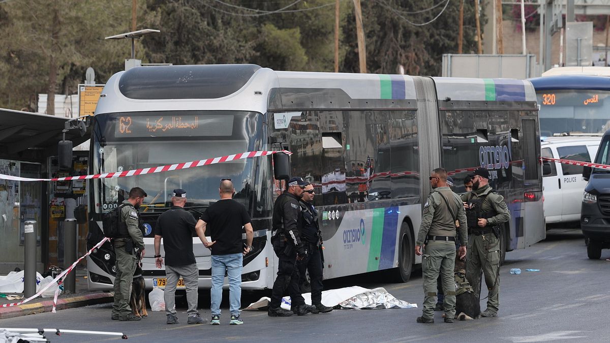 Netanyahu: "Distrutte 50 torri del terrore, andate via da Gaza City" | Attentato a Gerusalemme, sei morti | Hamas esulta: "Azione eroica"