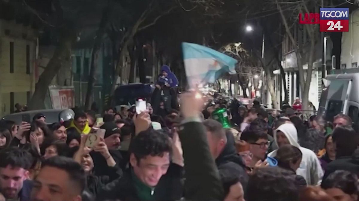 argentina milei sconfitto alle elezioni provinciali le reazioni in piazza