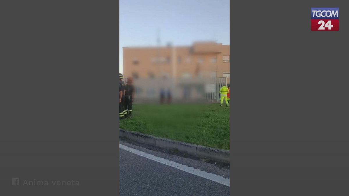 Verona, uomo si arrampica seminudo sulla cancellata della caserma dei carabinieri