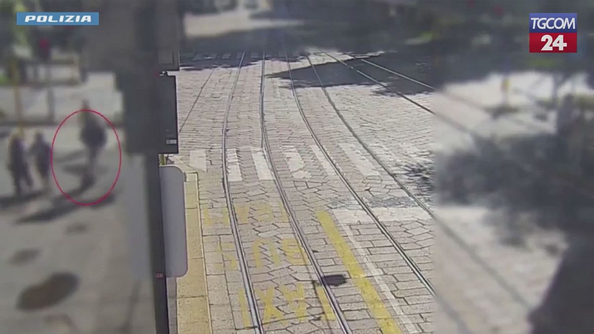 Milano, strappa le collane a un