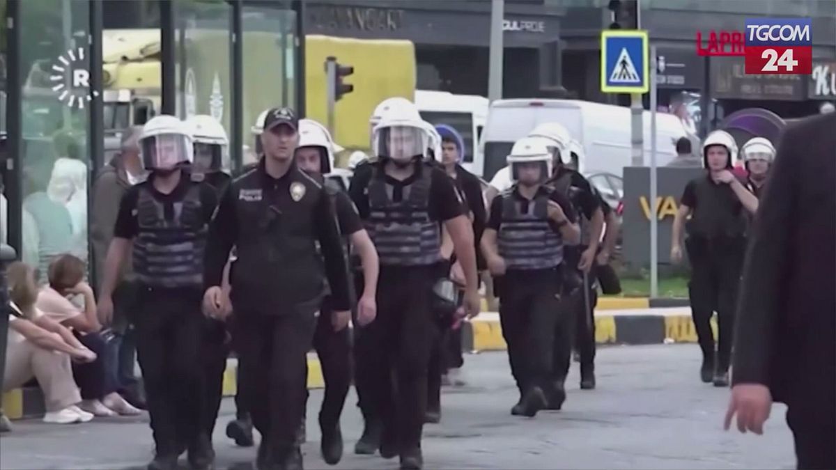 turchia scontri tra polizia e manifestanti alla sede del partito di opposizione