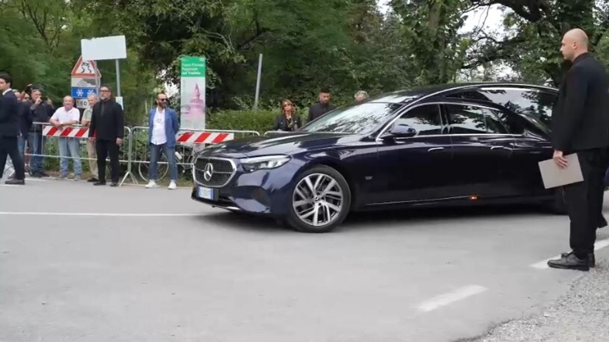 armani celebrati i funerali a rivalta l uscita del feretro