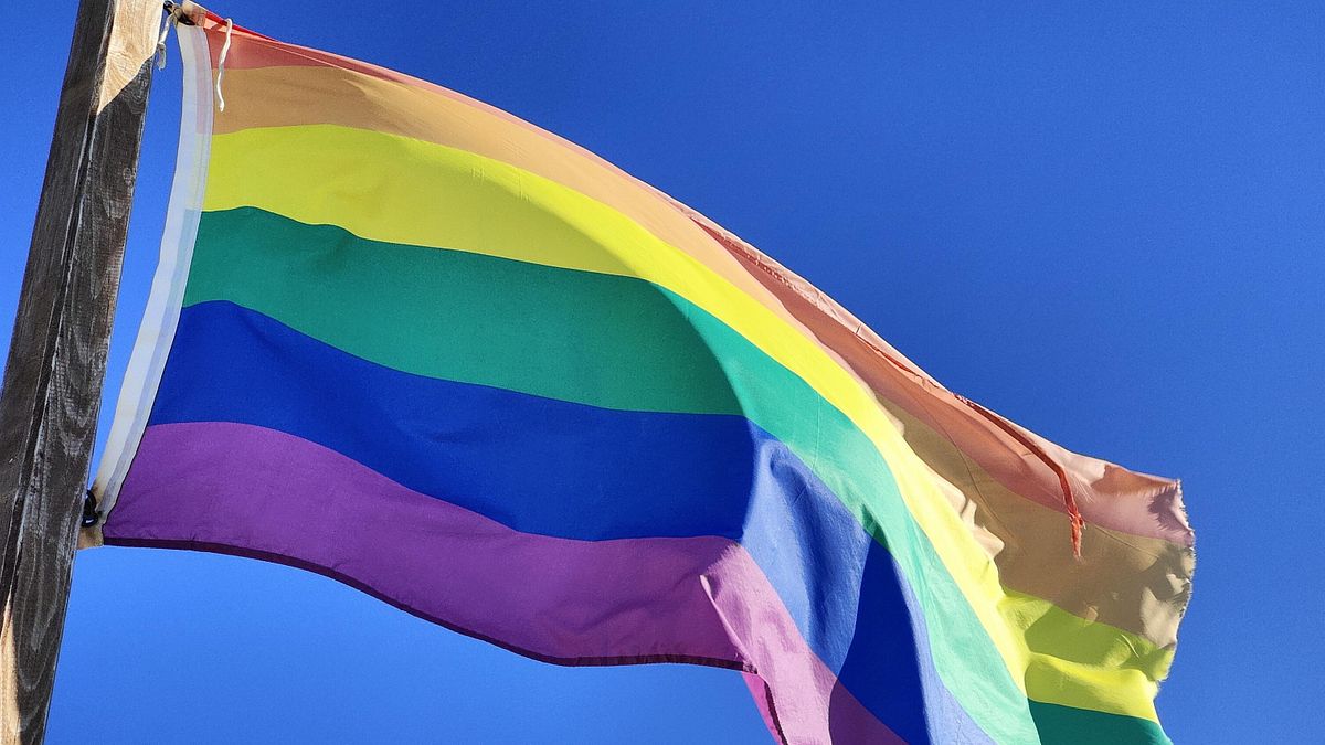 "Cambia cognome", minacce e insulti alla figlia gay | Lei: "No, tenerlo sarà una vittoria"