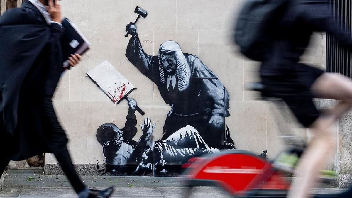 Londra, spunta un nuovo murale di Banksy: un giudice picchia un manifestante