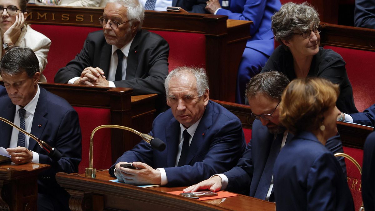 francia cade il governo bayrou il parlamento nega la fiducia al premier macron nomina successore nei prossimi giorni