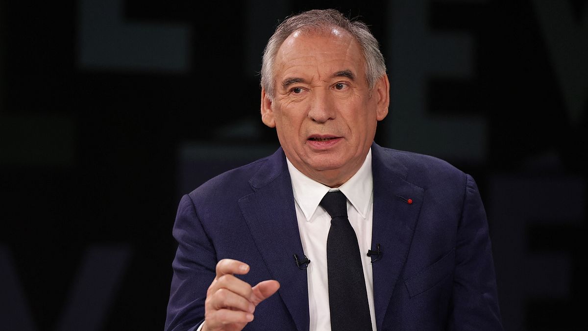 Francia, Bayrou alle 12 all