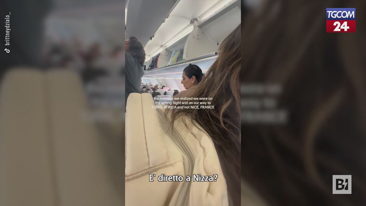 Chiedono un biglietto "to Nice" e finiscono su un volo per... Tunisi