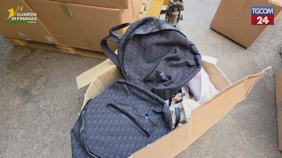 Firenze, borse e portafogli di marchi di lusso: sequestrati oltre 5mila accessori contraffatti