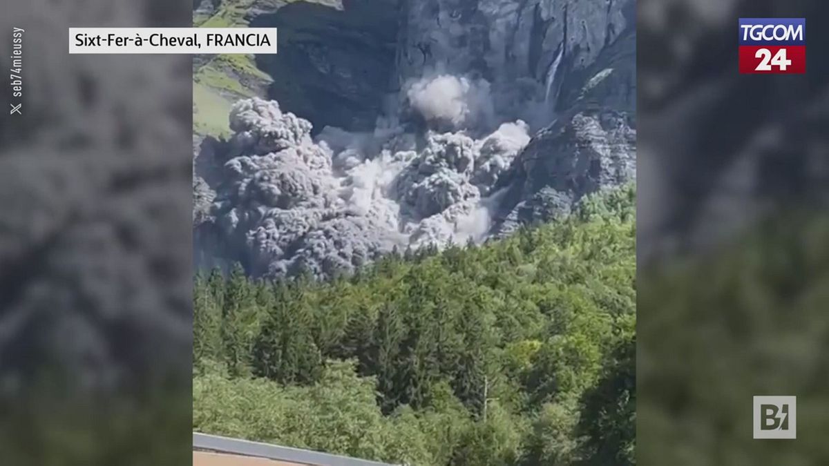 Francia, gigantesca frana davanti agli occhi dei turisti