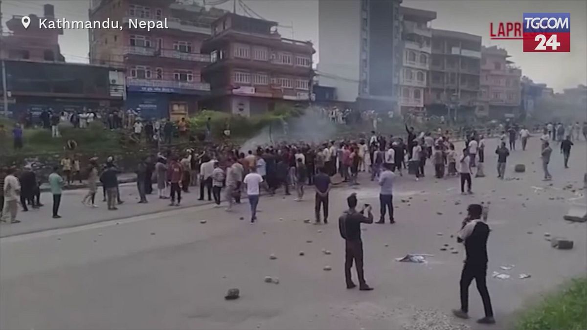 nepal ancora violente proteste a kathmandu dopo il blocco dei social