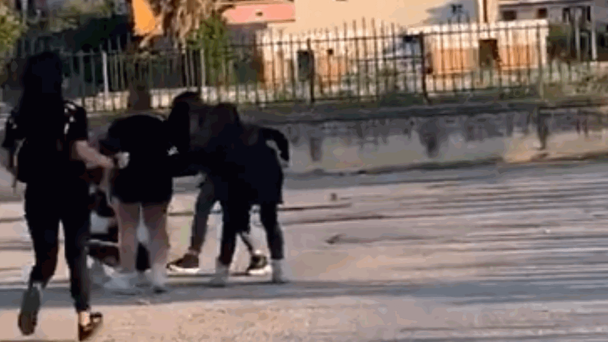 bulle pestano 14enne nel parco di chieti e postano i video sui social non luogo a procedere per tre