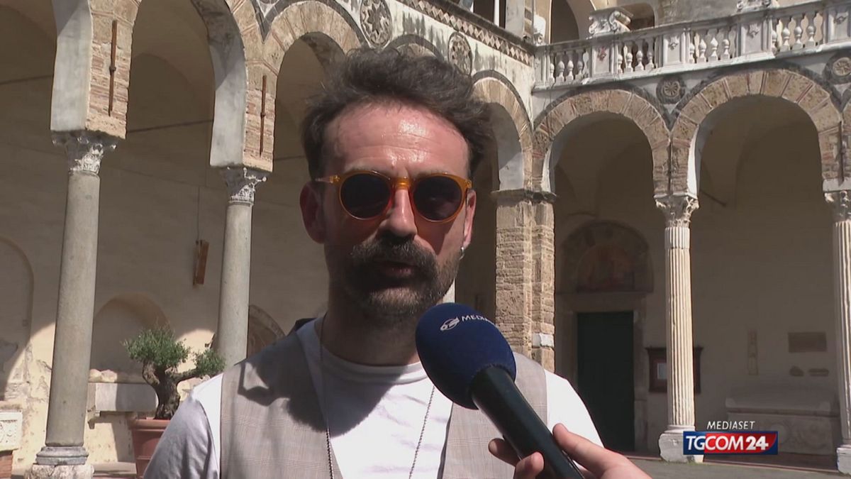 Don Roberto, il prete star ma senza social