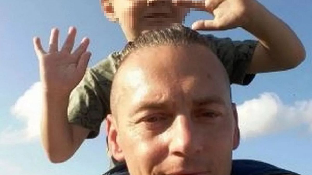 Dramma al funerale del figlio, padre muore mentre entra la bara in chiesa