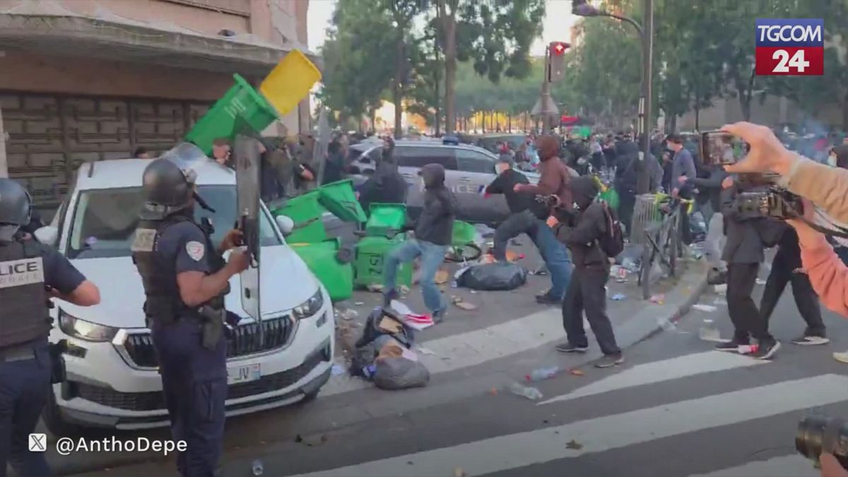 francia proteste e tensioni per il movimento blocchiamo tutto