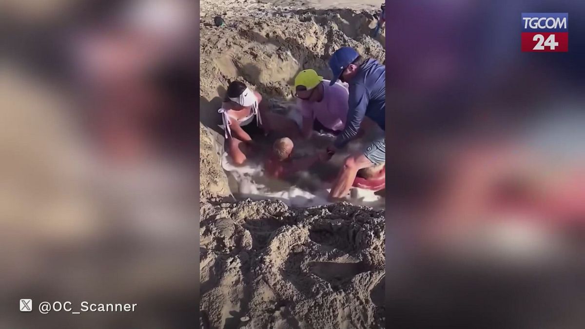 California, buca in spiaggia si riempie d