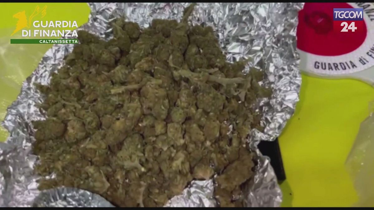 caltanissetta sorpresi a spacciare droga due arresti
