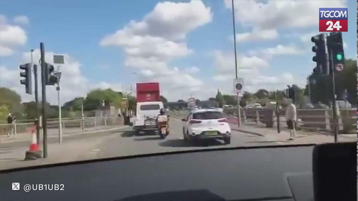 wembley auto sperona uno scooter e fugge