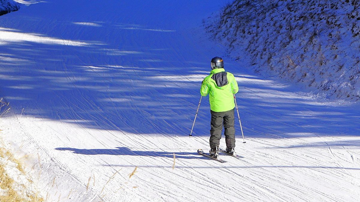 Svizzera, ex allenatore di sci azzurro sospeso per abusi: "Palpeggiava e insultava le atlete"