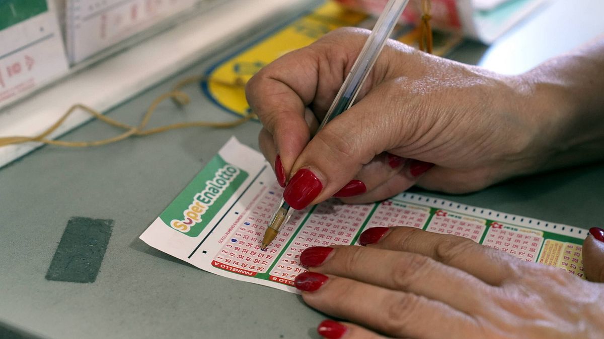 SuperEnalotto, 86 premi da 10mila euro a rischio scadenza: ecco come controllare la vincita (e ritirarla)