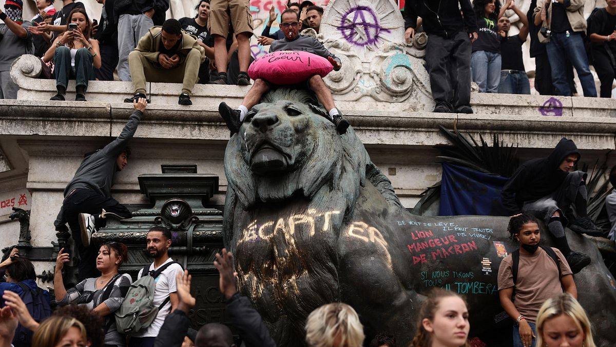 Francia, Lecornu nuovo primo ministro: "Ce la faremo" | Ma il Paese è in fiamme: proteste al grido di "blocchiamo tutto", quasi 500 arresti