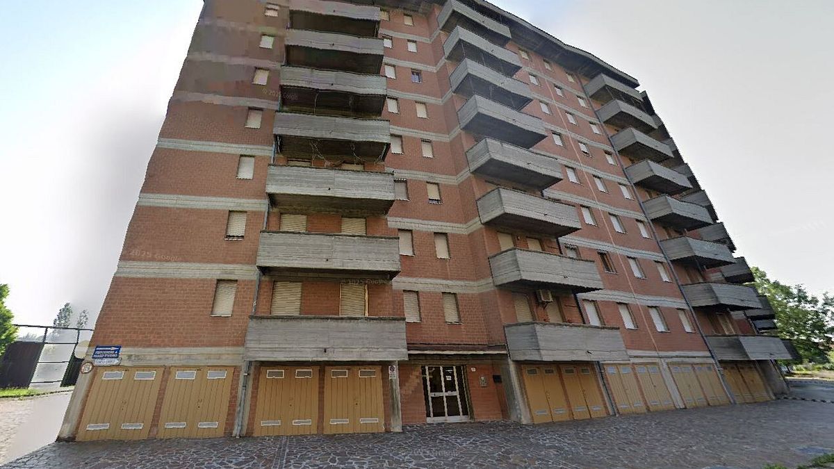 modena bimba di tre anni precipita da una finestra al terzo piano un vicino la afferra al volo e la salva