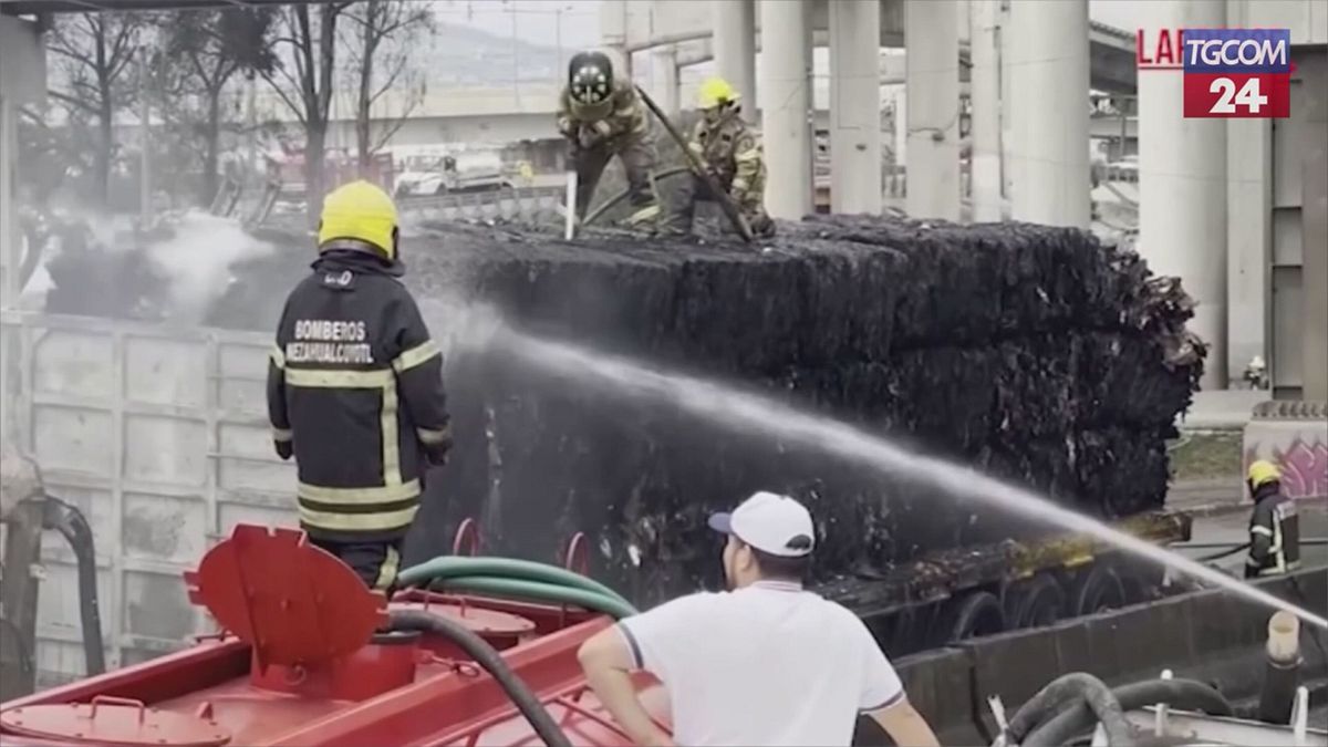 Città del Messico, autocisterna carica di benzina si ribalta ed esplode: morti e feriti