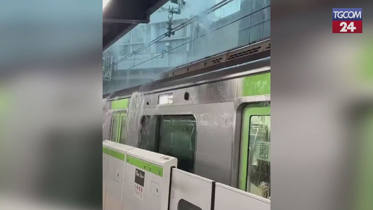 Giappone, inondazioni a Tokyo: bloccati trasporti e voli