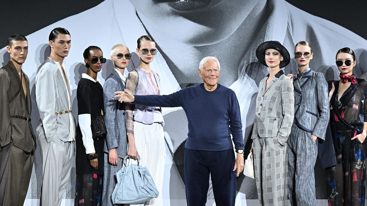 Testamento Giorgio Armani: la Fondazione proprietaria del 100% della società | Ma entro 18 mesi dovrà cedere il 15% a Lmvh, Essilux o L