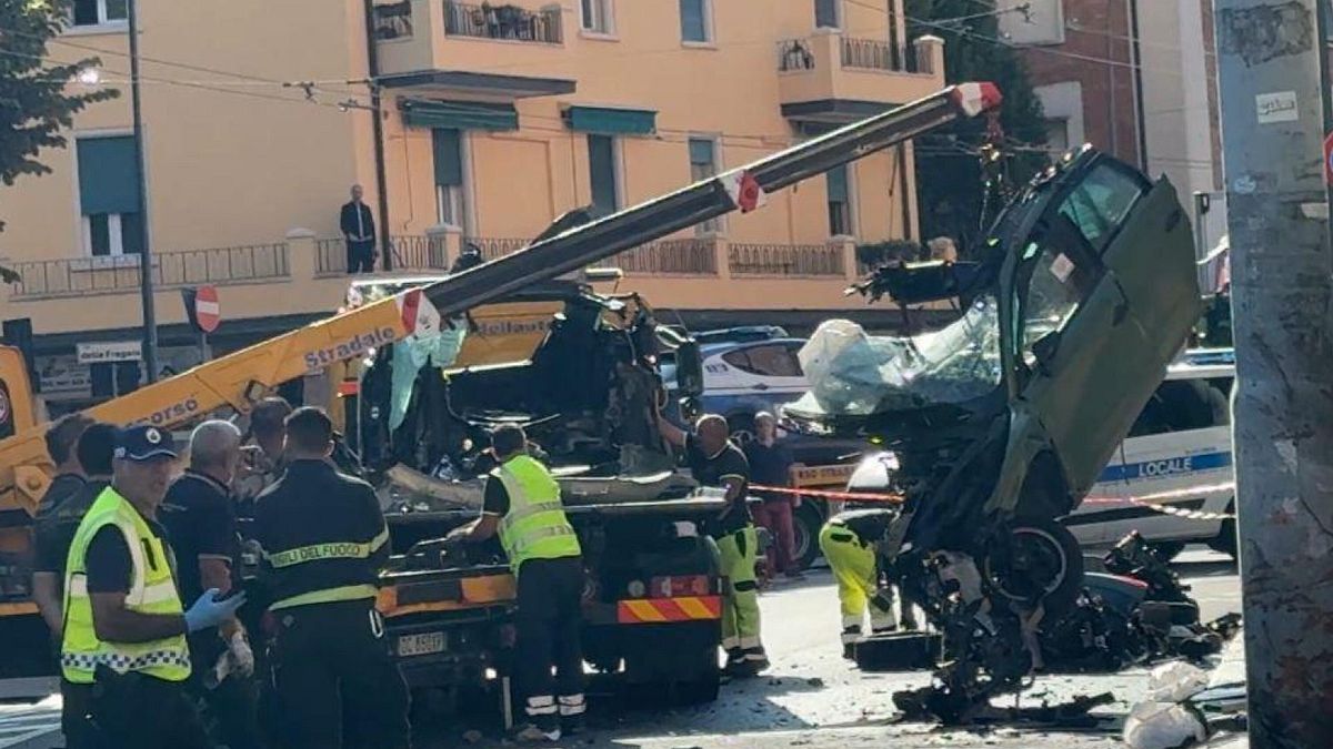 Bologna, inseguito dalla polizia si schianta in auto contro un palo: morto 18enne | Arrestato il giovane alla guida