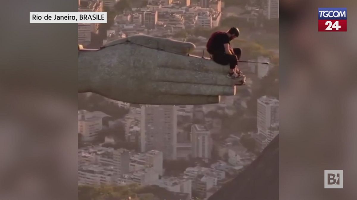 rio de janeiro scalano il cristo redentore e si lanciano con il paracadute